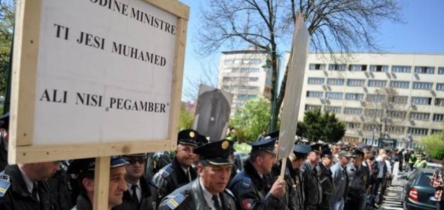 Protest policije: “Gospodine ministre, ti jesi Muhamed, ali nisi pegamber”-VIDEO