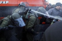 Pripadnici KFOR-a suzavcem rastjerali mještane sa barikade,jedan Srbin ubijen južno od Ibra