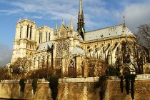 U katedrali Notre-Dame u Parizu hodočasnici i turisti  – teško zajedno