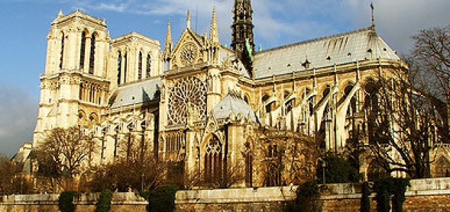 U katedrali Notre-Dame u Parizu hodočasnici i turisti  – teško zajedno
