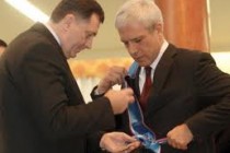 Glasači DS Tadiću: Neprihvatljivo je da primaš odlikovanje koje su dobili Mladić i Karadžić