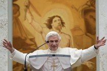 Otkrivaju se razlozi odlaska: Papa je otišao zbog bankovne afere?