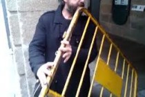 Video: Ulični muzičar svira na željeznoj ogradi