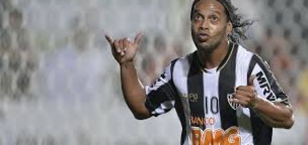 Video: Gledatelji u transu Ronaldinho izveo majstoriju za pamćenje!