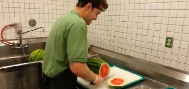 HIT VIDEO: Narezao lubenicu za 21 sekundu pa postao hit na YouTubeu
