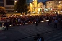 Hiljade ljudi došlo pred Parlament BiH da oda počast maloj Berini