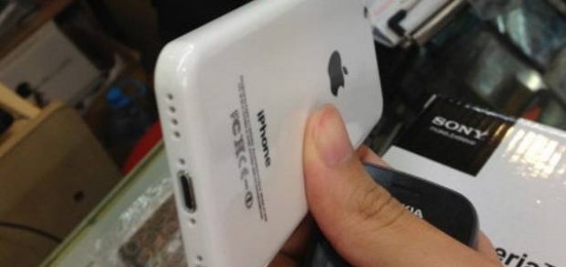 Zar je moguće da Apple radi plastični iPhone?