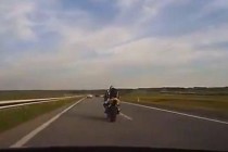 VIDEO: Automobilom pokupio motociklistu koji ga ja provocirao