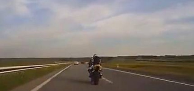 VIDEO: Automobilom pokupio motociklistu koji ga ja provocirao