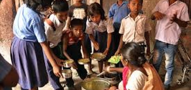Indija: Djeca piju zatrovanu vodu u školama