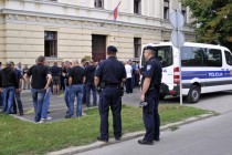 Prosvjednici u Vukovaru skinuli dvojezične ploče sa zgrade Porezne