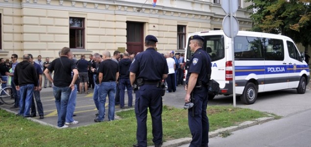 Prosvjednici u Vukovaru skinuli dvojezične ploče sa zgrade Porezne