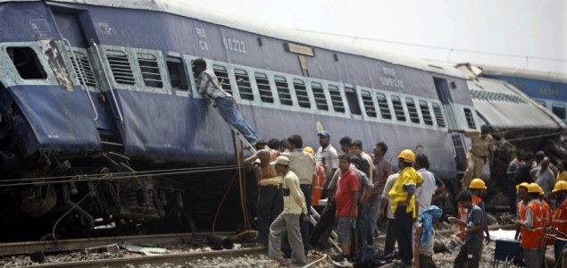 Pet poginulih, 16 povrijeđenih u bombaškom napadu na putnički voz u Pakistanu