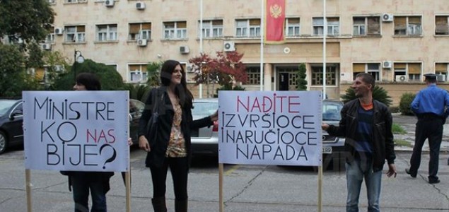 Protest ispred zgrade crnogoraskog MUP-a: Riješiti slučajeve napada na novinare