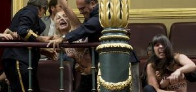 Španija: Aktivistice Femena polugole upale u državni parlament