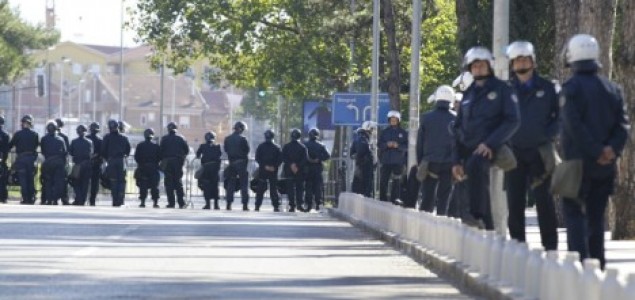 Podgorica: Prajd počeo suzavcem, detonacijama i sukobima s policijom