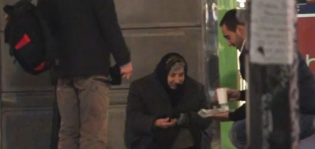 Topao gest u hladne dane: Mladi Beograđani dele hranu beskućnicima