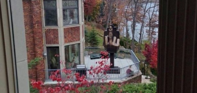 Kupio kuću pored bivše i izgradio ispred statuu sa ispruženim srednjim prstom
