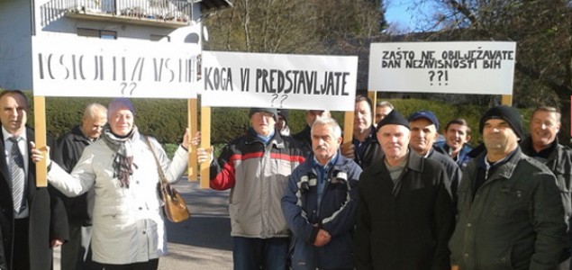 Protest ispred Ambasade BiH u Ljubljani: Koga vi predstavljate?