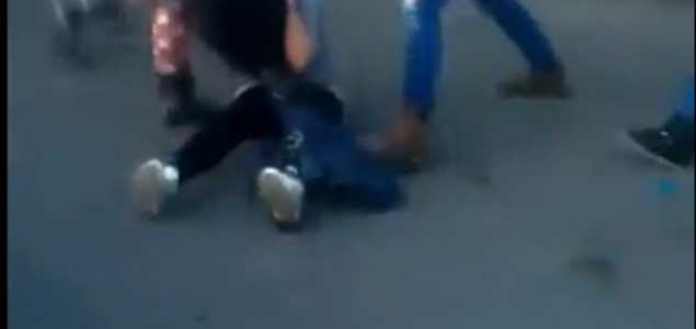 Užasavajući snimak iz Tuzle: Tri učenice brutalno pretukle svoju kolegicu