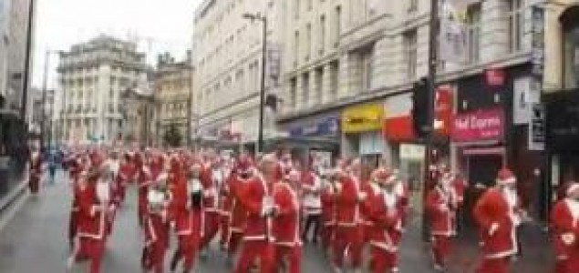 Trka 10.000 Deda Mrazeva u Liverpoolu
