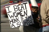 SAD: Osam sati držao znak ‘Ja tučem žene, zatrubi ako sam gad’