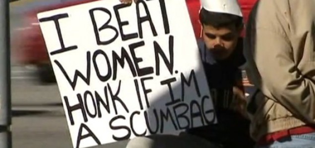 SAD: Osam sati držao znak ‘Ja tučem žene, zatrubi ako sam gad’