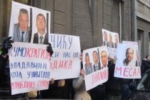 Grupa građana iz Banje Luke protestovala u Beogradu protiv Dodika i Škrbića
