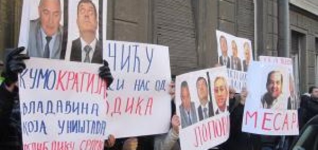 Grupa građana iz Banje Luke protestovala u Beogradu protiv Dodika i Škrbića