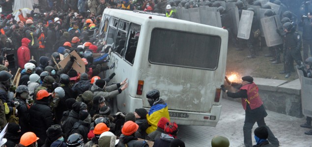 Ratno stanje na ulicama Kijeva, u brutalnim sukobima povrijeđeno 70 policajaca