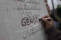 Divljaštvo Dodikove vlasti: Uklonjena riječ ”genocid” sa spomenika na mezarju Stražište u Višegradu!