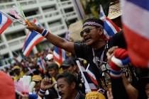 Novi val protesta na Tajlandu, demonstranti otvorili vatru na zgradu zgradu vladajuće partije