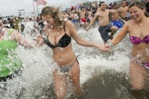“Najhladnija” njujorška tradicija: 2.500 ljudi okupalo se u ledenom Atlantiku