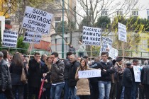 Protesti ispred Agencije za bankarstvo BiH: Građani pokušali ući u zgradu