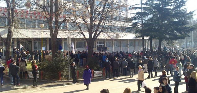Tuzla: Demonstranti ušli u zgradu Vlade TK, specijalci se povukli