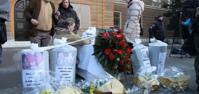 Demonstranti u Sarajevu položili simbolične vijence za političare
