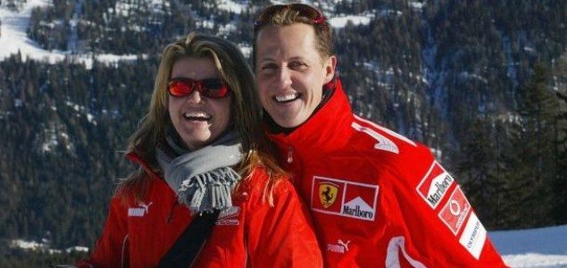 Michael Schumacher progledao, reaguje na bol