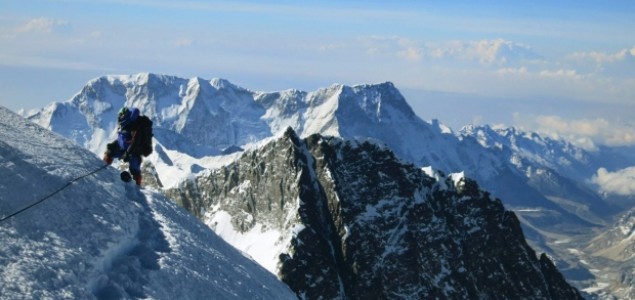 Lavina na Mount Everestu ubila šest vodiča, devet nestalo