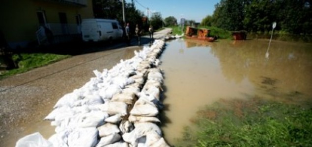 Užas se nastavlja: Tri smrtna slučaja u Bosanskom Šamcu, evakuisano 5.000 ljudi: Nasip u Prudu pukao, voda do tri metra
