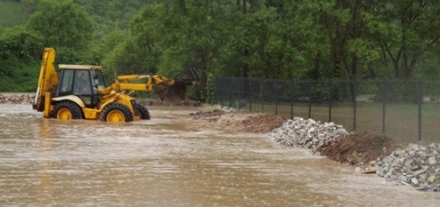 Bijeljina: Sava potopila Velino Selo, hiljade ljudi brane nasip na kanalu Dašnica
