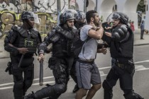 Crna strana Brazila: Specijalci u punoj spremi suzavcem i dimnim bombama na siromašne građane