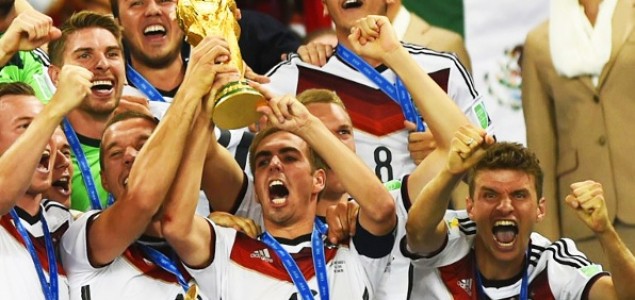Reprezentativci Njemačke tokom slavlja oštetili trofej
