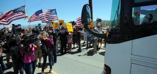 SAD: Demonstranti blokirali autobuse s imigrantima