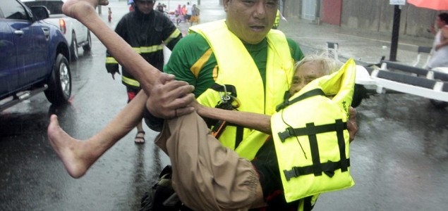 Strašni prizori na Filipinima: Poplave odnijele pet života, 200.000 evakuisanih