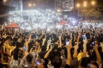 Ni nevrijeme nije zaustavilo prosvjednike u Hong Kongu da treću noć provedu na ulicama