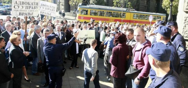 Advokati protestovali ispred vlade