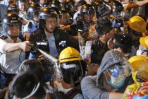Hong Kong: Građani pokušali blokirati sjedište vlade, uslijedio sukob sa policijom