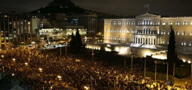 Tisuće ljudi u Ateni pružile potporu vladi