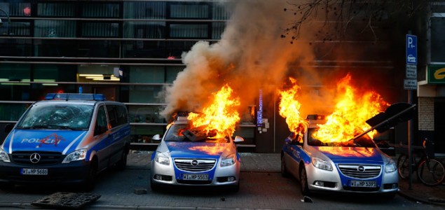 Očekuje se 10 tisuća ljudi iz cijele Evrope, u Frankfurtu počeo prosvjed protiv štednje: Gore automobili i gume