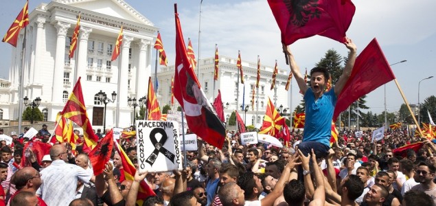 Skoplje: Masovni protesti pred zgradom Vlade